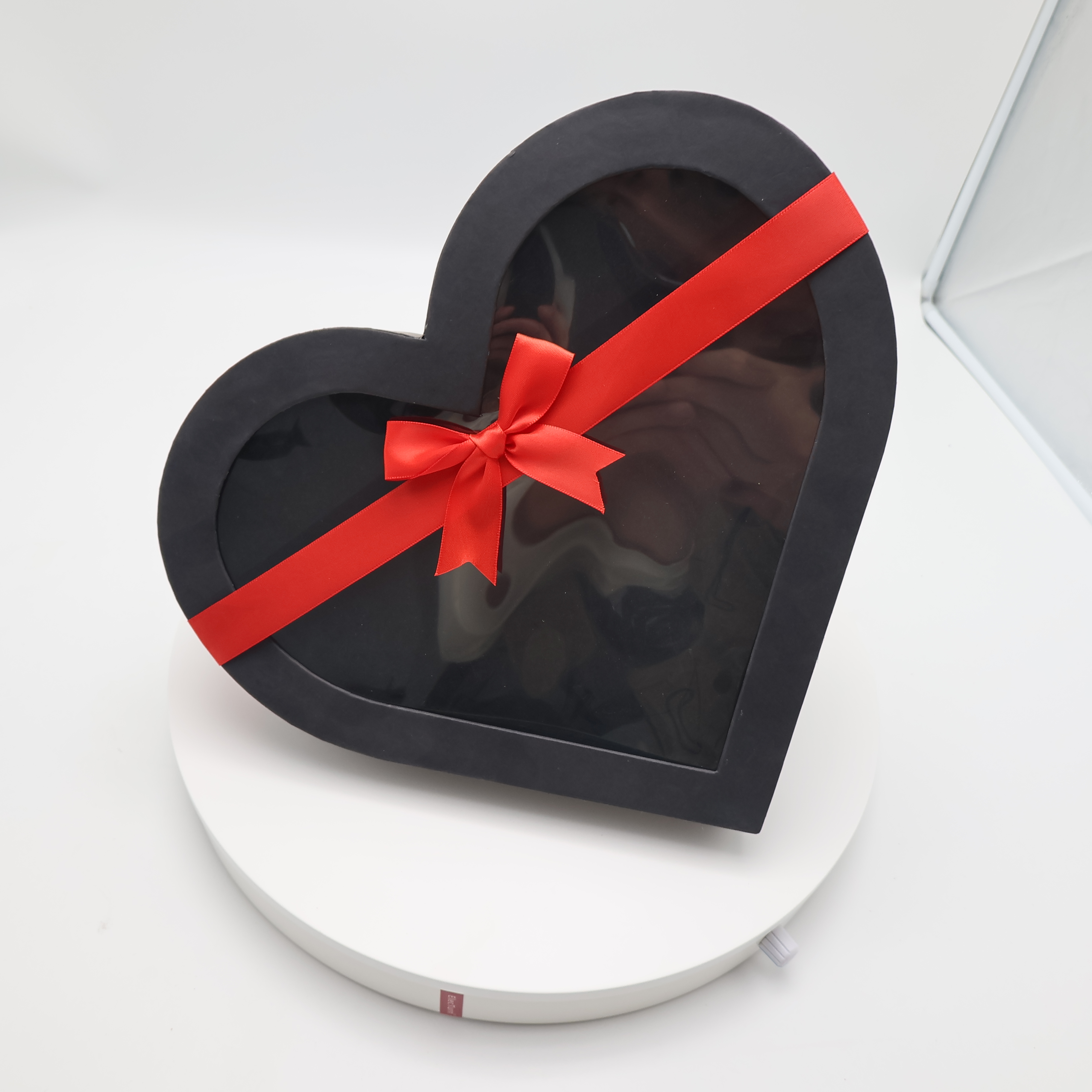 Neu gestaltete schwarze Geschenk-Blumenstrau&szlig;box mit transparentem Fenster